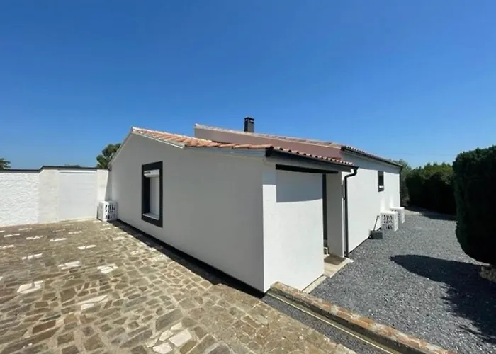 Modern Comfort In Minervois 度假居